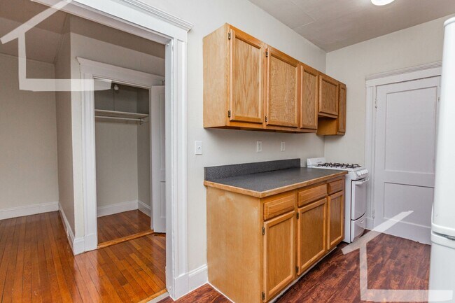 Building Photo - Spacious 1-Bedroom, Bright Unit in Fenway