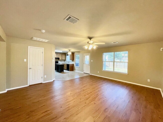 Building Photo - BEAUTIFUL 4 BR/2BTH HOUSE LOCATED IN CIBOL...