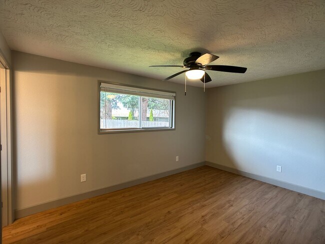 Building Photo - 5500 NE 41st Ave