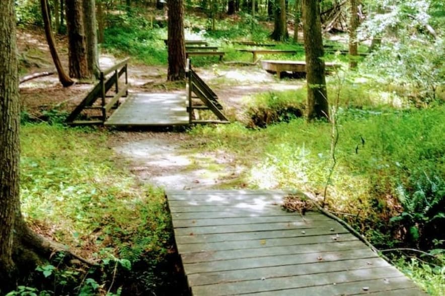 Dead end street: Beautiful small trail at end of the street that leads to pickleball courts and a lake! - 1547 Fountain Ridge Rd