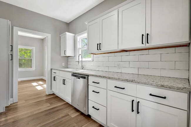 Building Photo - Cute 2 bedroom house near in a great neighborhood, close to shopping, restaurants, and easy highw...