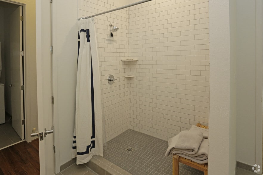 Large Walk In Showers! - Reserve on 3rd