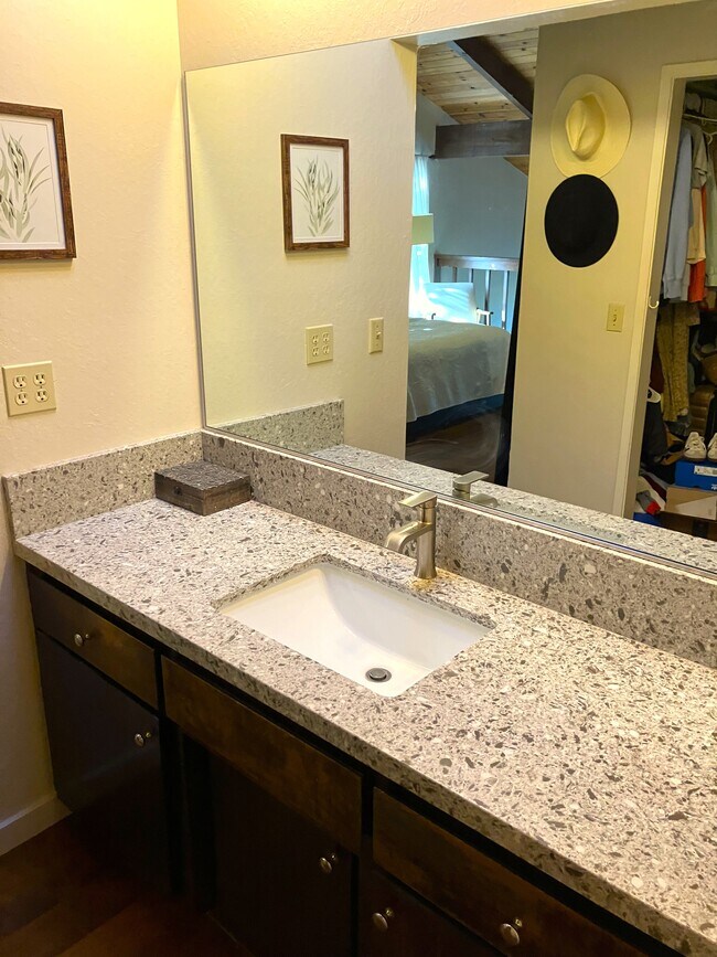 Building Photo - 1032 Leff St