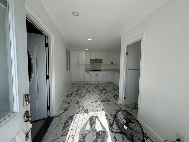 Building Photo - 5413 W 4th St