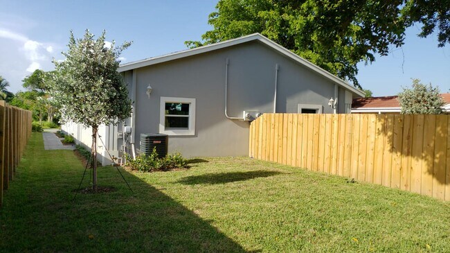Building Photo - Emerick 205