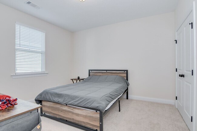 Building Photo - 3 Bedroom 2 Bathroom Ranch