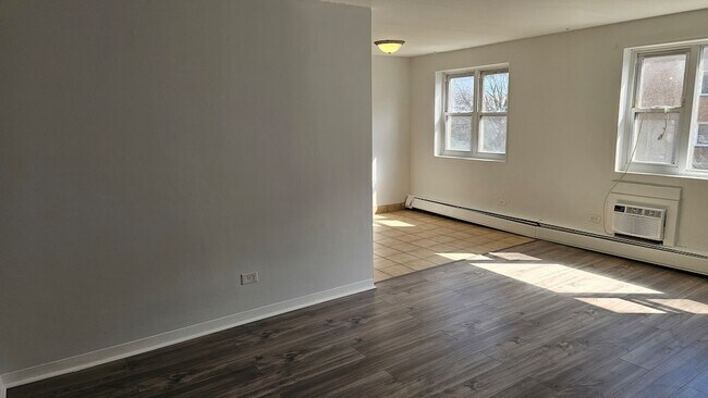 Building Photo - 2025 W Granville Ave