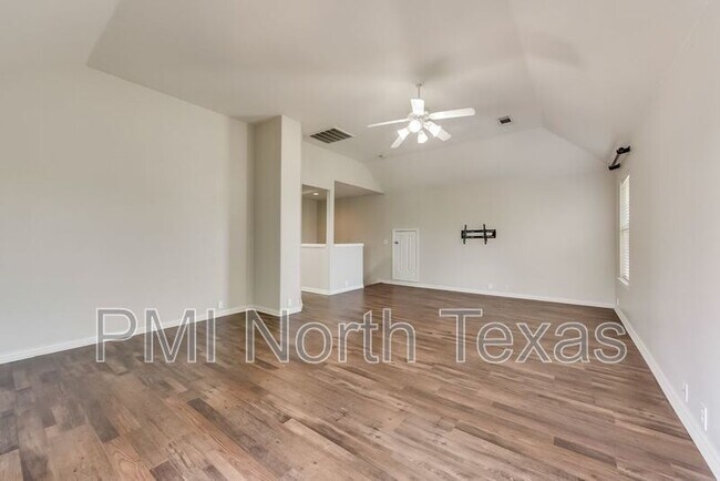 Building Photo - 1325 Mockingbird Dr