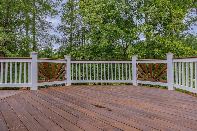 Building Photo - Stylish Renovation with Golf Course Views ...