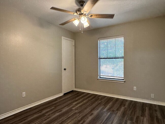 Building Photo - 411 Hickory Rd