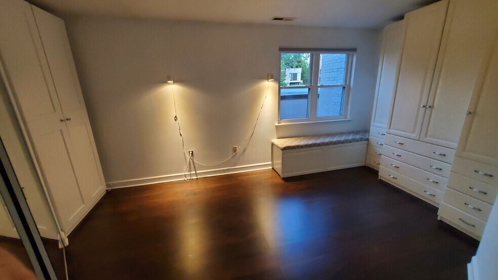 Building Photo - 615 3rd St NE
