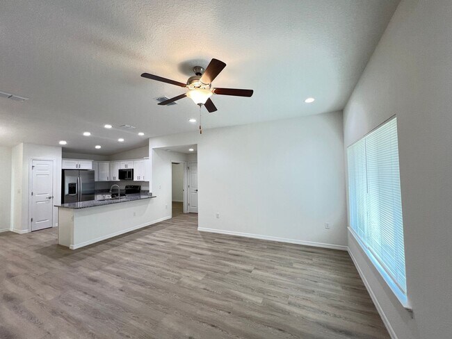 Building Photo - Available now! Beautiful 3 BD/2BA Home in ...