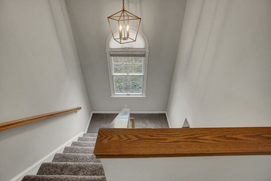 Building Photo - 2367 McCleary Dr