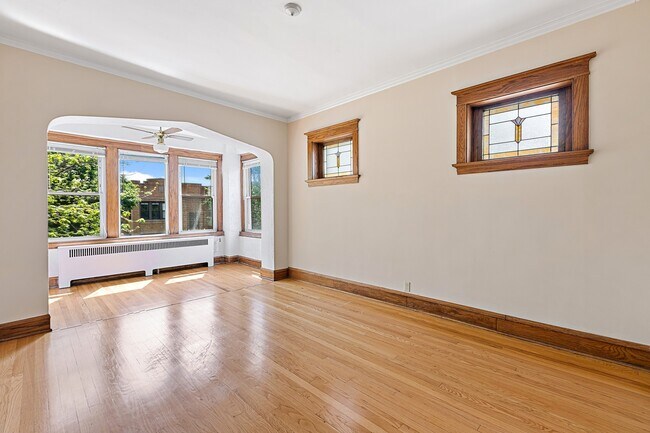 Building Photo - 3936 N Marshfield Ave