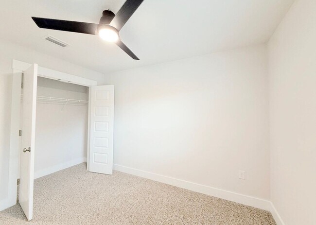 Building Photo - 3-Bedroom Townhouse - Community Pool