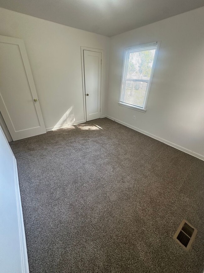 Building Photo - Beautiful 2 Bedroom 1 Bath House!!!! #1055