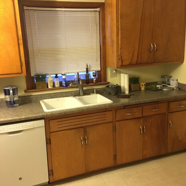 Kitchen with Dishwasher - 1700 E Menlo Blvd