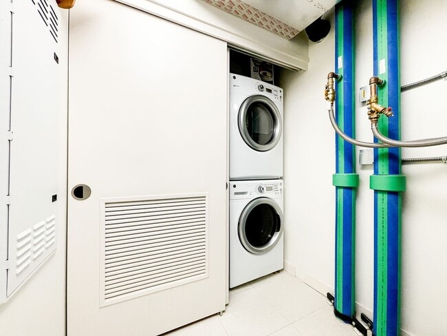 Building Photo - Furnished Symphony Condo with Direct Ocean Views and Two Parking