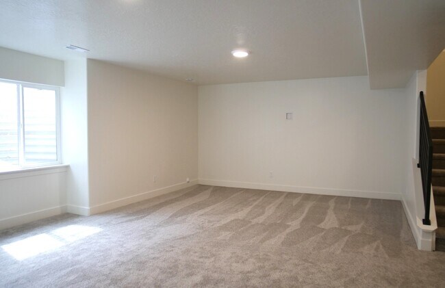 Building Photo - 421 E 200 N