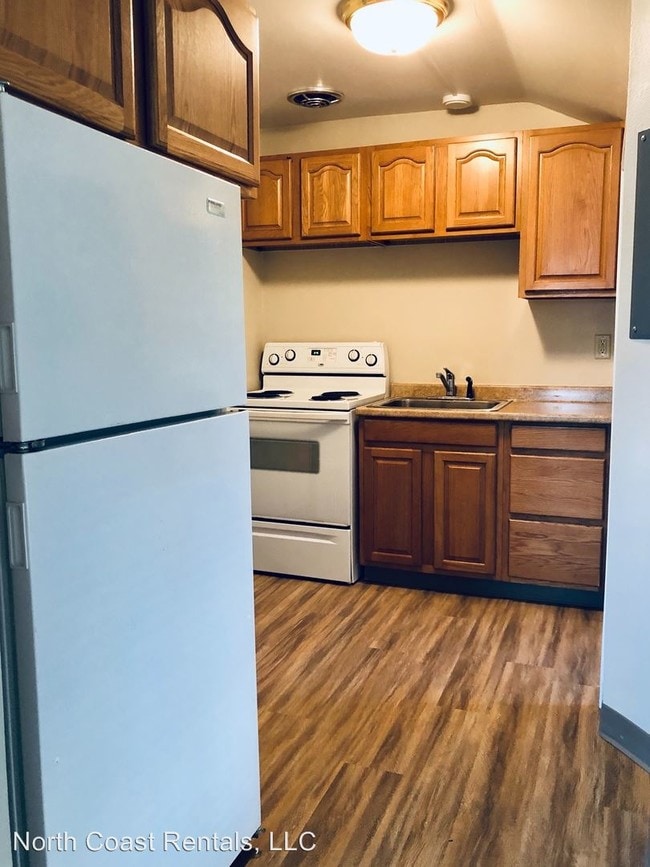 Building Photo - 400 N Holladay Dr