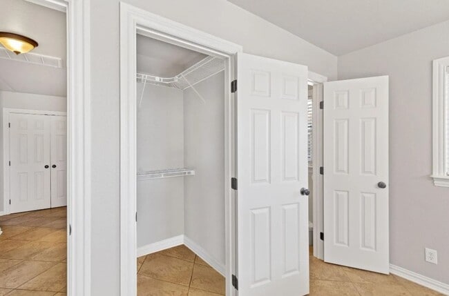 Building Photo - 3 Bedroom 2 Bath Beautiful home