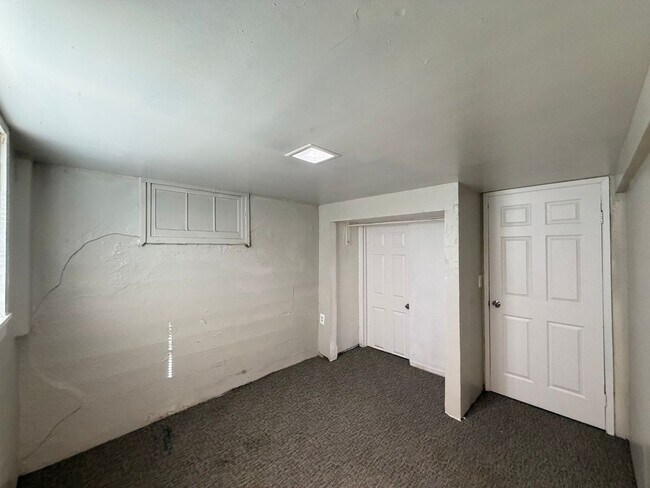 Building Photo - 1403 W Lincoln Ave