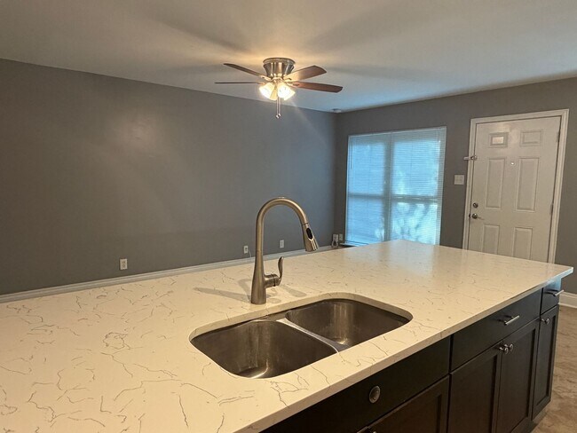 Building Photo - Fully Renovated 1-Bedroom Apartment in Alamo Heights ISD