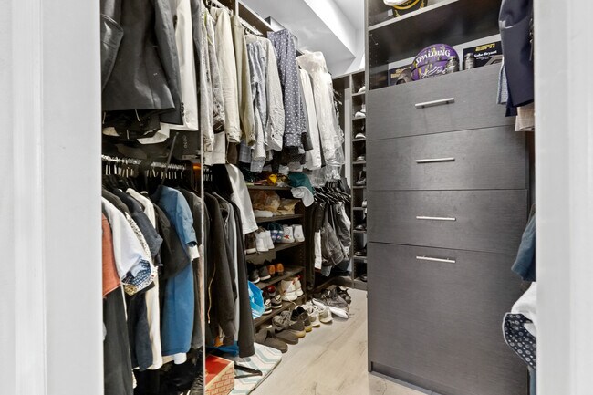 Building Photo - 10627 Ashton Ave