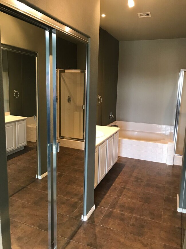 Building Photo - Great Townhouse over lookings TPC Summerli...