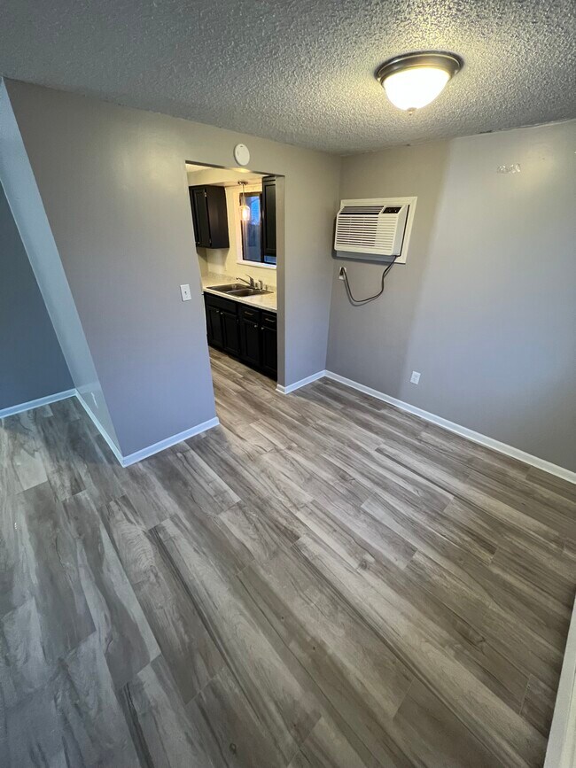 Building Photo - 164 Melrose St