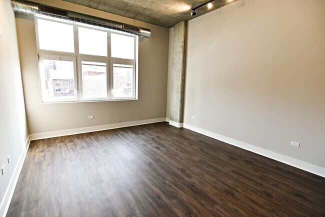 Building Photo - 3833 N Broadway
