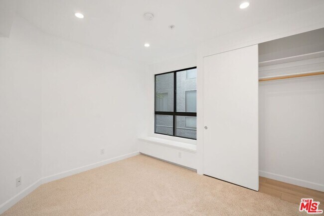Building Photo - 656 N W Knoll Dr