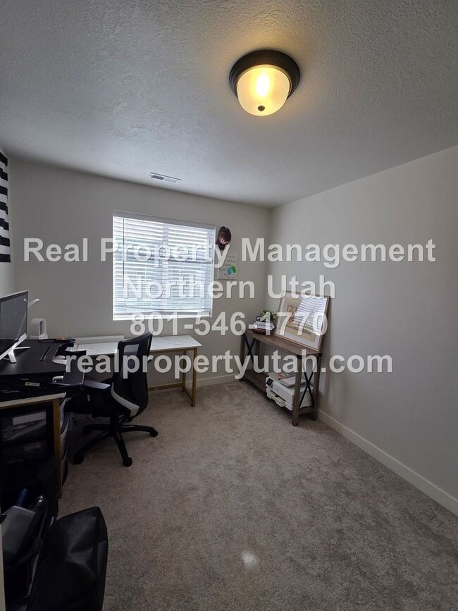 Building Photo - Stunning 4 Bedroom 2.5 Bath Home in Syracuse