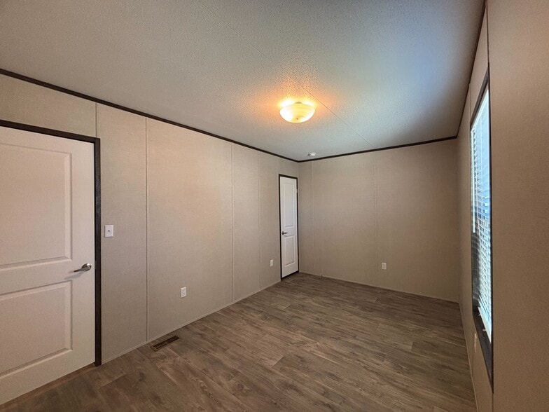 Building Photo - 204 Linda St