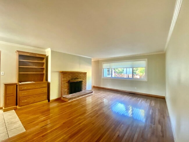 Building Photo - Pleasanton Heights 3BD, 2BA, Single Story, Great Location near downtown, Top Schools