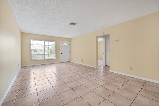 Building Photo - "Charming 2-Bed, 2-Bath Townhouse Retreat in Orlando's Heart - 1010 Sq Ft of Comfort!"