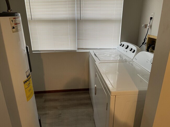 Building Photo - 2128 Woodside St