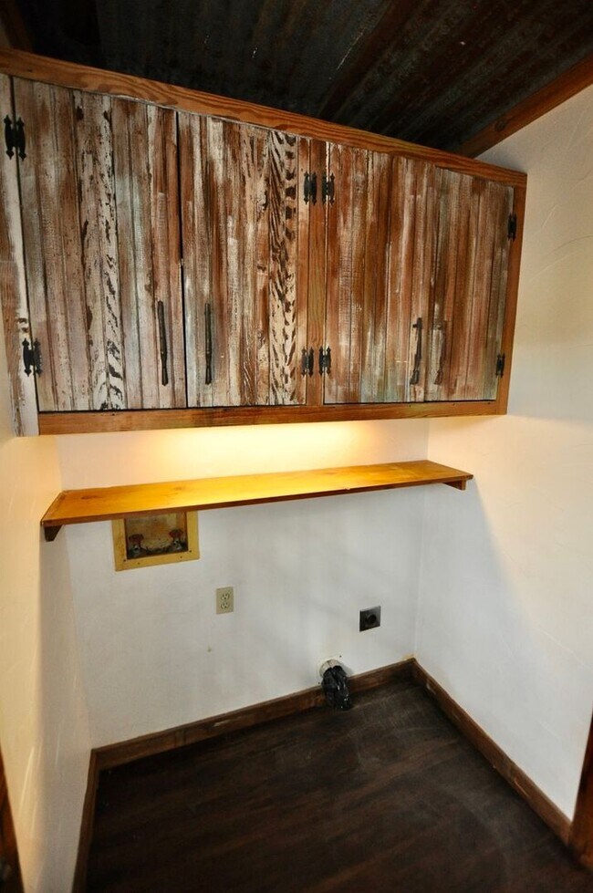 Building Photo - COMING SOON - FOR LEASE! Hard to Find Hors...
