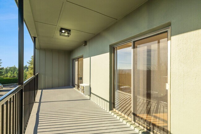 Building Photo - Cozy & sweet 1/1 condo in Lake Oswego with covered parking and storage included!