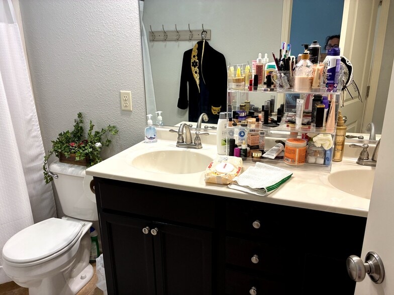 Master bathroom - 1948 Glenbridge Rd