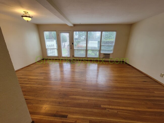 Building Photo - Large 2 Bedroom 1 Bath Unit off Broadway w...