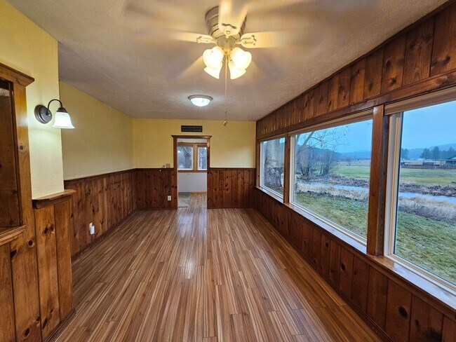 Building Photo - 3710 E Chattaroy Rd