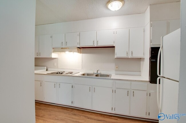 Building Photo - 1328 Oshaughnessy Ave NE