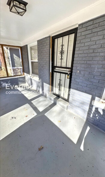 Building Photo - 1402 E 65th St