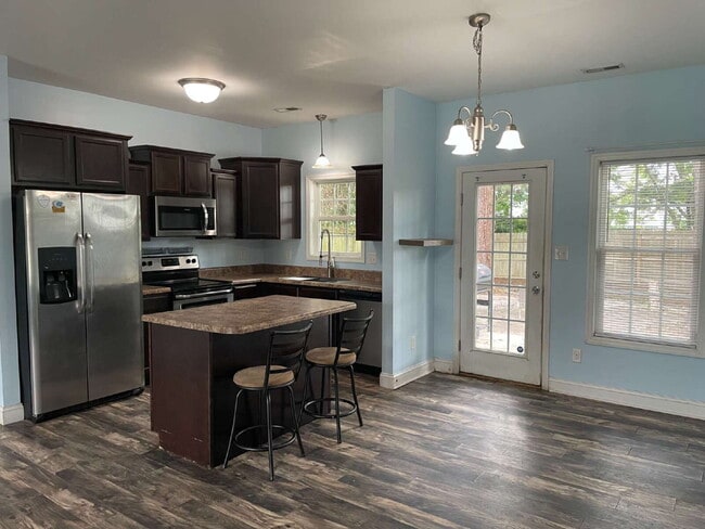 Building Photo - Pet Friendly Three Bedroom Two Full Bathro...