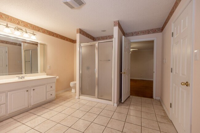 Building Photo - ONE FREE MONTH ON 13 MONTH LEASE!Charming ...