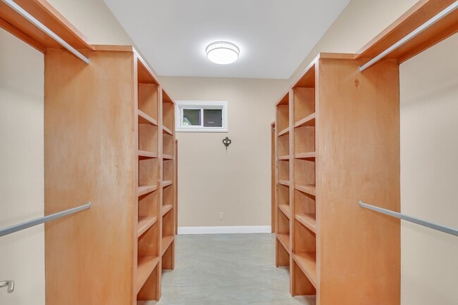 Building Photo - Ohai Estates 4 Bed 4.5 Bathroom Home Avail...
