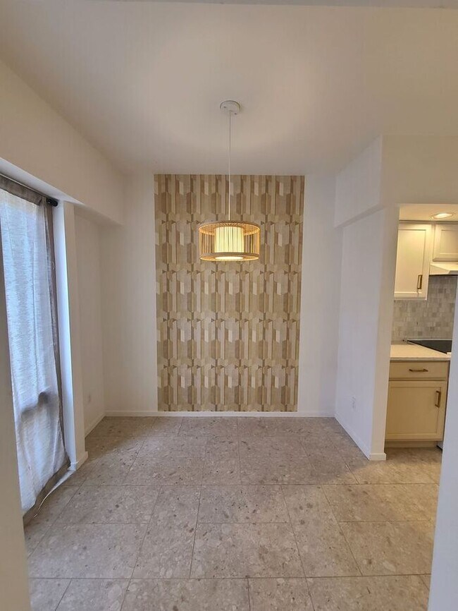 Building Photo - Beautiful Townhouse 2-bed, 2-bath, washer/dryer, fenced yard