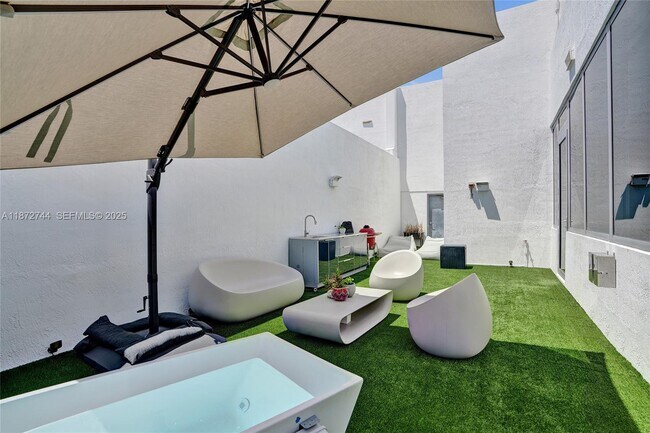 Building Photo - 1100 Biscayne Blvd