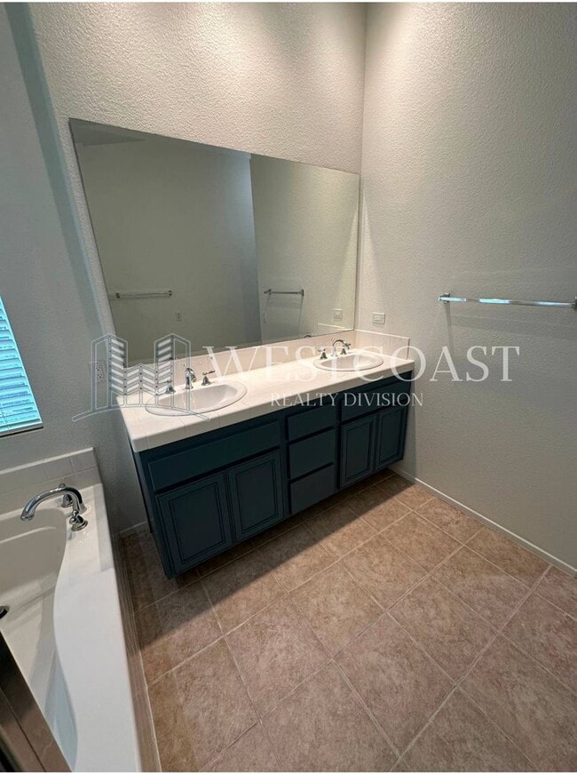 Building Photo - AVAILABLE NOW!!! 3 Bedroom 3 bath Private OASIS backyard in Vista, CA.